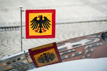 Герб Германии на машине президента страны