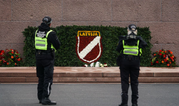 Полицейские возле памятника Свободы в Риге