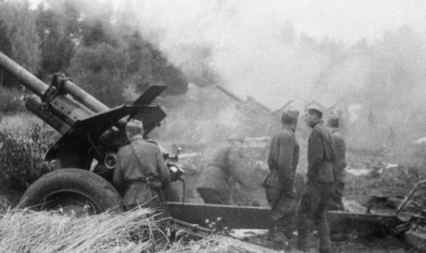 Советские артиллеристы ведут огонь по немецким позициям в районе города Апе на северо-востоке Латвии