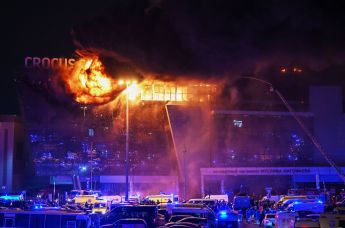 Пожарные тушат горящую крышу концертного зала "Крокус Сити Холл"