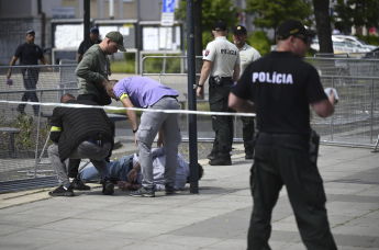 Полиция арестовывает мужчину после покушения на премьер-министра Словакии Роберта Фицо в Хандлова, Словакия, 15 мая 2024 года