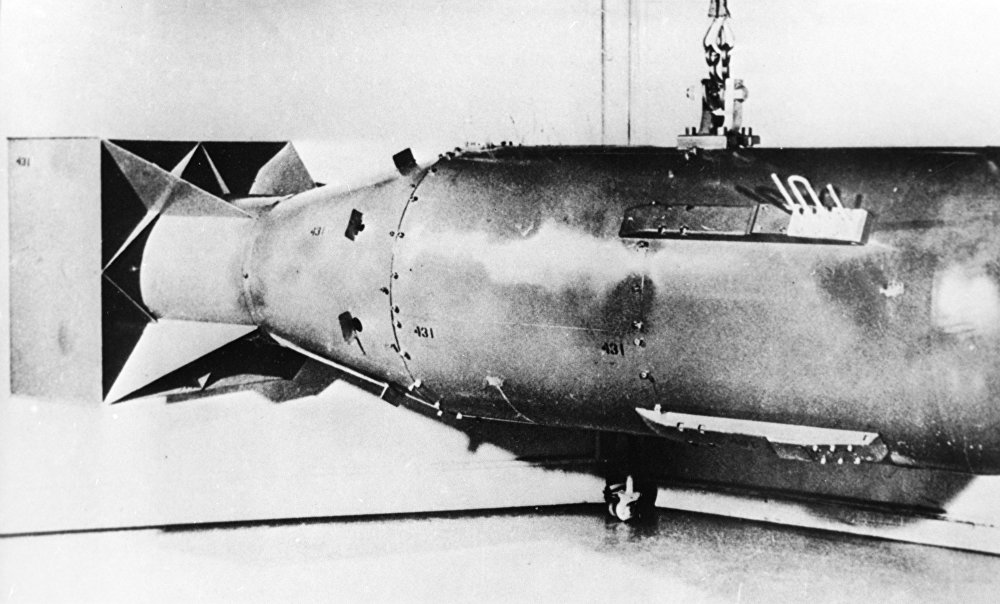 Атомная бомба "Малыш", сброшенная на Хиросиму. Фотография снята в августе 1945 года.