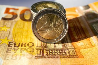 Купюры и монеты евро