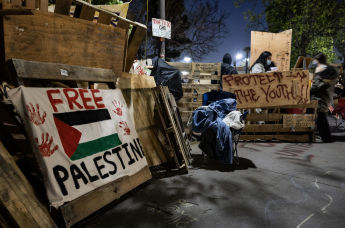 Выступающие в поддержку Палестины студенты и активисты устроили лагерь в кампусе в Калифорнии, США, 6 мая 2024