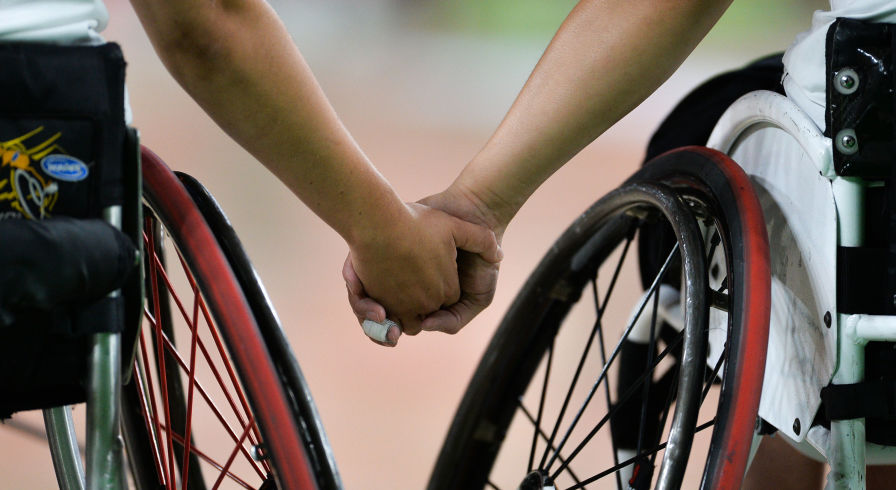 Игроки сборных Канады и КНР перед началом матча баскетбола на колясках