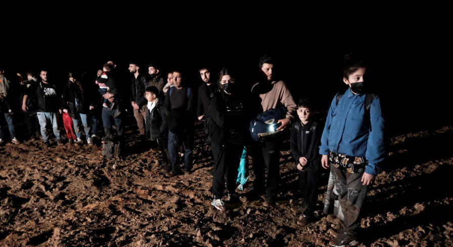 Мигранты пересекают  белорусско-латвийскую границу недалеко от Ворзова, Латвия, 11 августа 2021 года