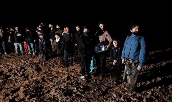 Мигранты пересекают  белорусско-латвийскую границу недалеко от Ворзова, Латвия, 11 августа 2021 года