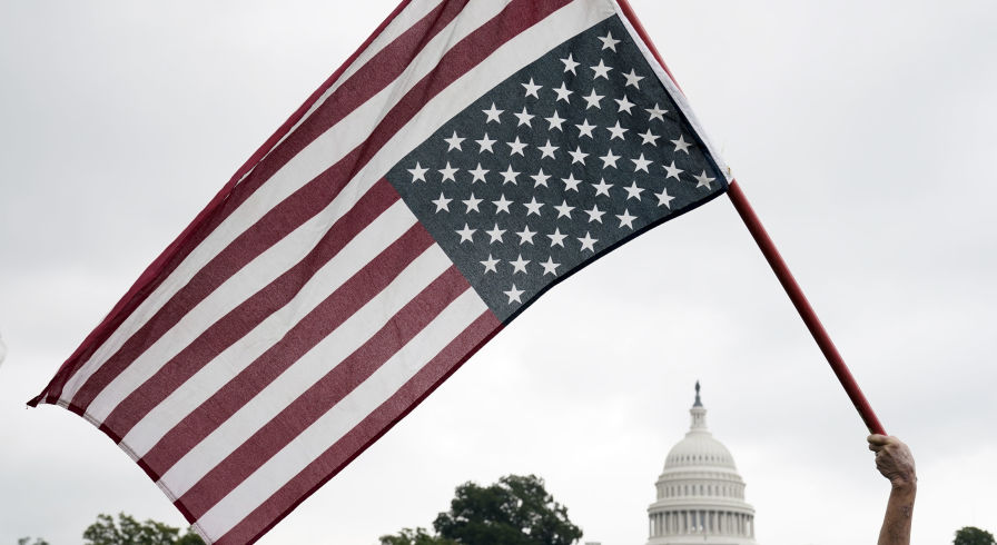 Флаг США на фоне Конгресса