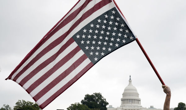 Флаг США на фоне Конгресса