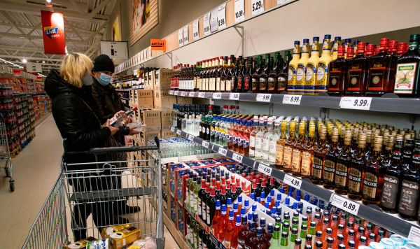 Посетители у полки с алкогольной продукцией в магазине