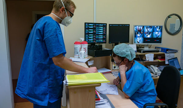Врач на посту слежения за состоянием тыжелых пациентов в отделении интенсивной терапии в Центре легочных заболеваний и туберкулеза в Даугавпилсе