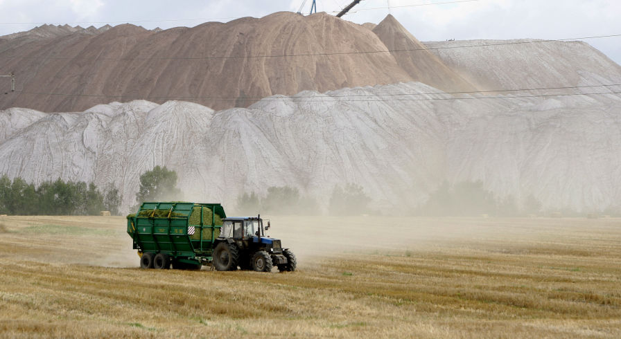 Отвалы отработанной породы из шахты рудника на проходческом комплексе производителя калийных минеральных удобрений ОАО "Беларуськалий" в городе Солигорск