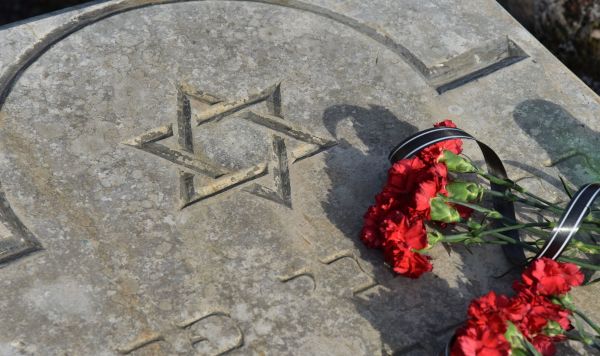 Цветы у Мемориала жертвам еврейского гетто на проспекте Вячеслава Черновола во Львове в Международный день памяти жертв Холокоста