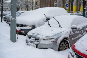 Машины на парковке после снегопада