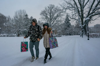Люди на улице во время снегопада