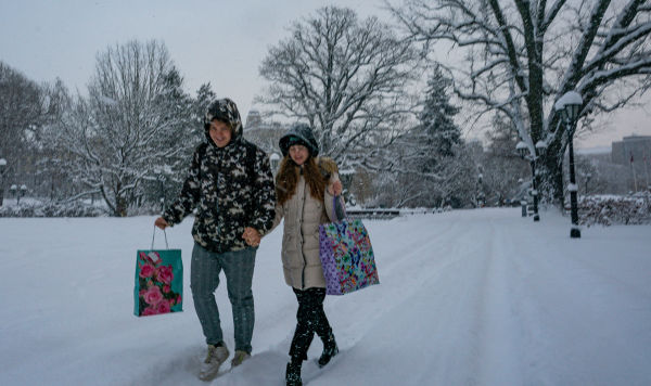 Люди на улице во время снегопада