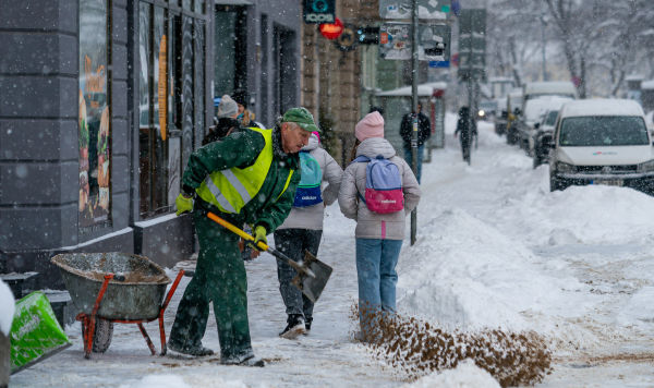Коммунальные службы убирают снег в Риге