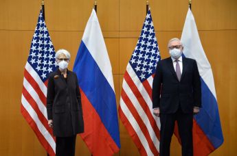 Заместитель министра иностранных дел РФ Сергей Рябков и первый заместитель госсекретаря США Уэнди Шерман во время двусторонних переговоров по безопасности между США и Россией в Женеве, 10 января 2022