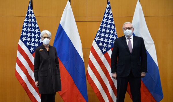 Заместитель министра иностранных дел РФ Сергей Рябков и первый заместитель госсекретаря США Уэнди Шерман во время двусторонних переговоров по безопасности между США и Россией в Женеве, 10 января 2022