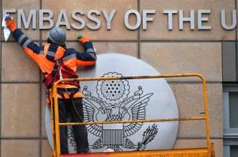 Рабочий у здания посольства США в Москве