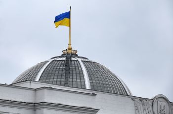 Государственный флаг Украины на здании Верховной рады в Киеве