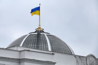 Государственный флаг Украины на здании Верховной рады в Киеве