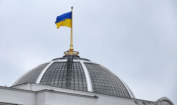 Государственный флаг Украины на здании Верховной рады в Киеве