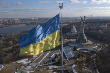 Флаг Украины на фоне панорамы Киева