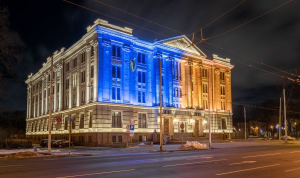 Здание МИД Латвии в цветах украинского флага