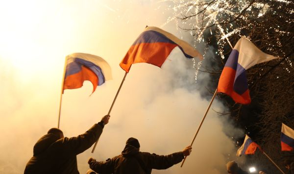 Жители Донецка и Луганска празднуют признание Россией ДНР и ЛНР