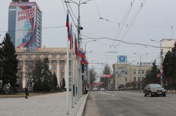 Российские флаги на площади Ленина в Донецке
