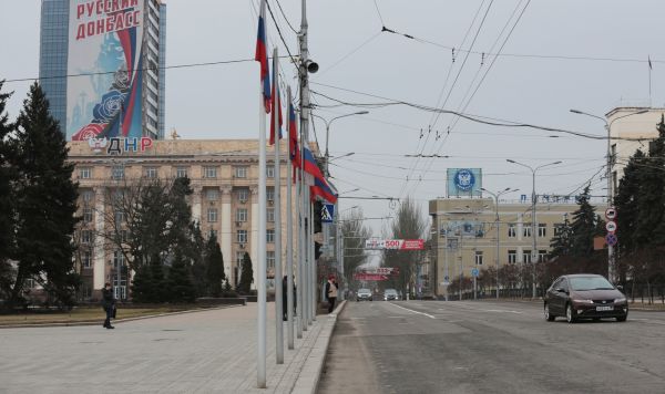 Российские флаги на площади Ленина в Донецке