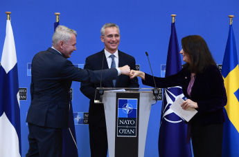 Генеральный секретарь НАТО Йенс Столтенберг (в центре) и министры иностранных дел Финляндии Пекка Хаависто (слева), Швеции Анн Линде (справа) во время пресс-конференции в штаб-квартире НАТО в Брюсселе, 24 января 2022 года