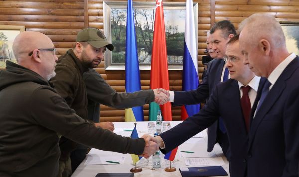 Члены делегаций на российско-украинских переговорах в Белоруссии, 3 марта 2022
