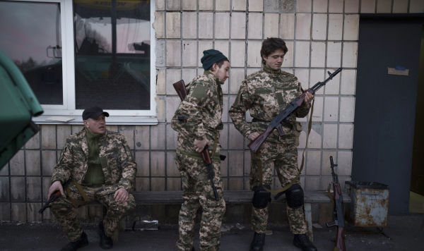 Гражданские добровольцы в тренировочном лагере Украинских территориальных сил обороны