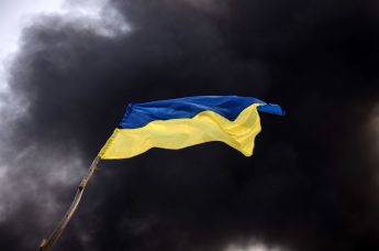 Флаг Украины на фоне дыма