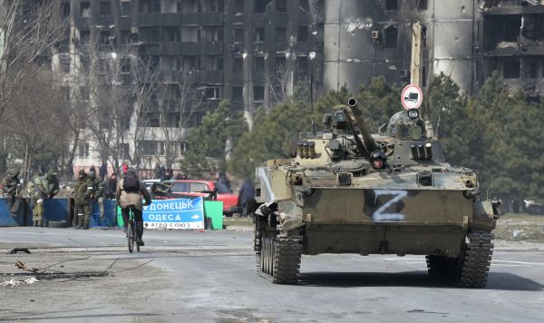 Военнослужащие Народной милиции ДНР на боевой машине пехоты БМП-3 патрулируют улицы Мариуполя