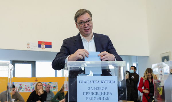 Президент Сербии Александр Вучич голосует на выборах главы государства и депутатов парламента Сербии на одном из избирательных участков в Белграде, 3 апреля 2022