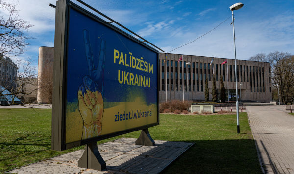 Плакат в поддержку Украины у здания Рижского дома конгрессов