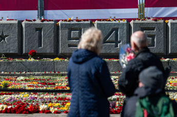 Празднование 77-й годовщины Победы в Великой Отечественной войне на территории мемориального комплекса "Памятник воинам Советской Армии - освободителям Советской Латвии и Риги от немецко-фашистских захватчиков" в Риге, 9 мая 2022 