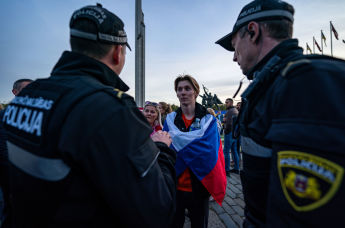 Сотрудники полиции общаются с участниками церемонии возложения цветов у мемориального комплекса "Памятник воинам Советской Армии - освободителям Советской Латвии и Риги от немецко-фашистских захватчиков" в Риге, 10 мая 2022