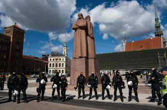 Полиция во время митинга против сноса монумента Освободителям Риги на Ратушной площади в Риге, 13 мая 2022