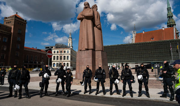 Полиция во время митинга против сноса монумента Освободителям Риги на Ратушной площади в Риге, 13 мая 2022