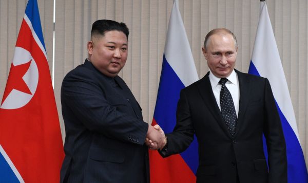 Президент РФ Владимир Путин и председатель Госсовета Корейской Народно-Демократической Республики Ким Чен Ын (слева) во время встречи в кампусе ДВФУ во Владивостоке, 25 апреля 2019
