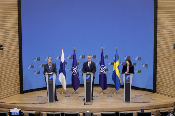 Генеральный секретарь НАТО Йенс Столтенберг (в центре) и министры иностранных дел Финляндии Пекка Хаависто (слева), Швеции Анн Линде (справа) во время пресс-конференции в штаб-квартире НАТО в Брюсселе, 24 января 2022 года 