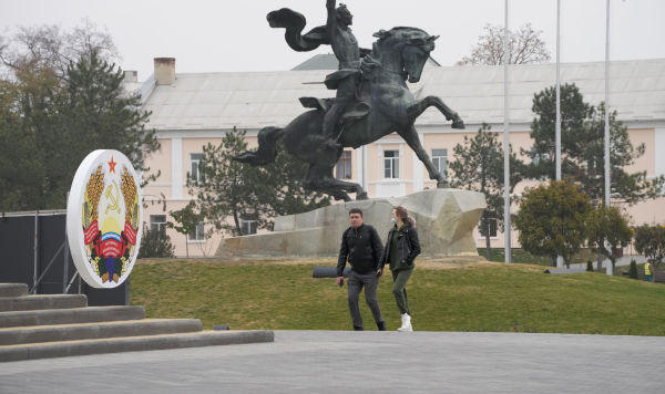 Пара в центре Тирасполя, Приднестровье
