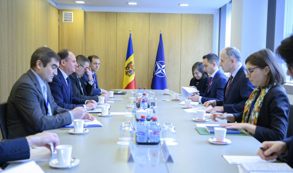 Государственный секретарь Министерства иностранных дел и европейской интеграции Молдовы Георге Леукэ  и заместитель генерального секретаря НАТО Мирча Джоанэ на встрече, 12 февраля 2018
