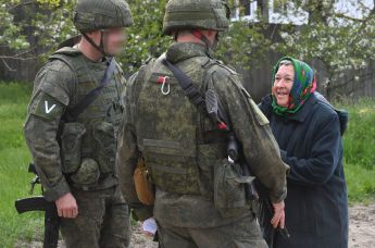 Военнослужащие ВС РФ общаются с пожилой жительницей одного из сел в Харьковской области