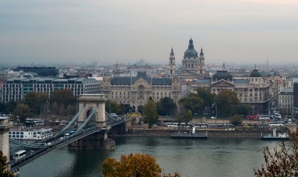 Вид на цепной мост Сечени и базилику Святого Иштвана (в центре) в Будапеште