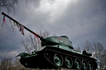 Памятник танк-Т34 в Нарве, Эстония